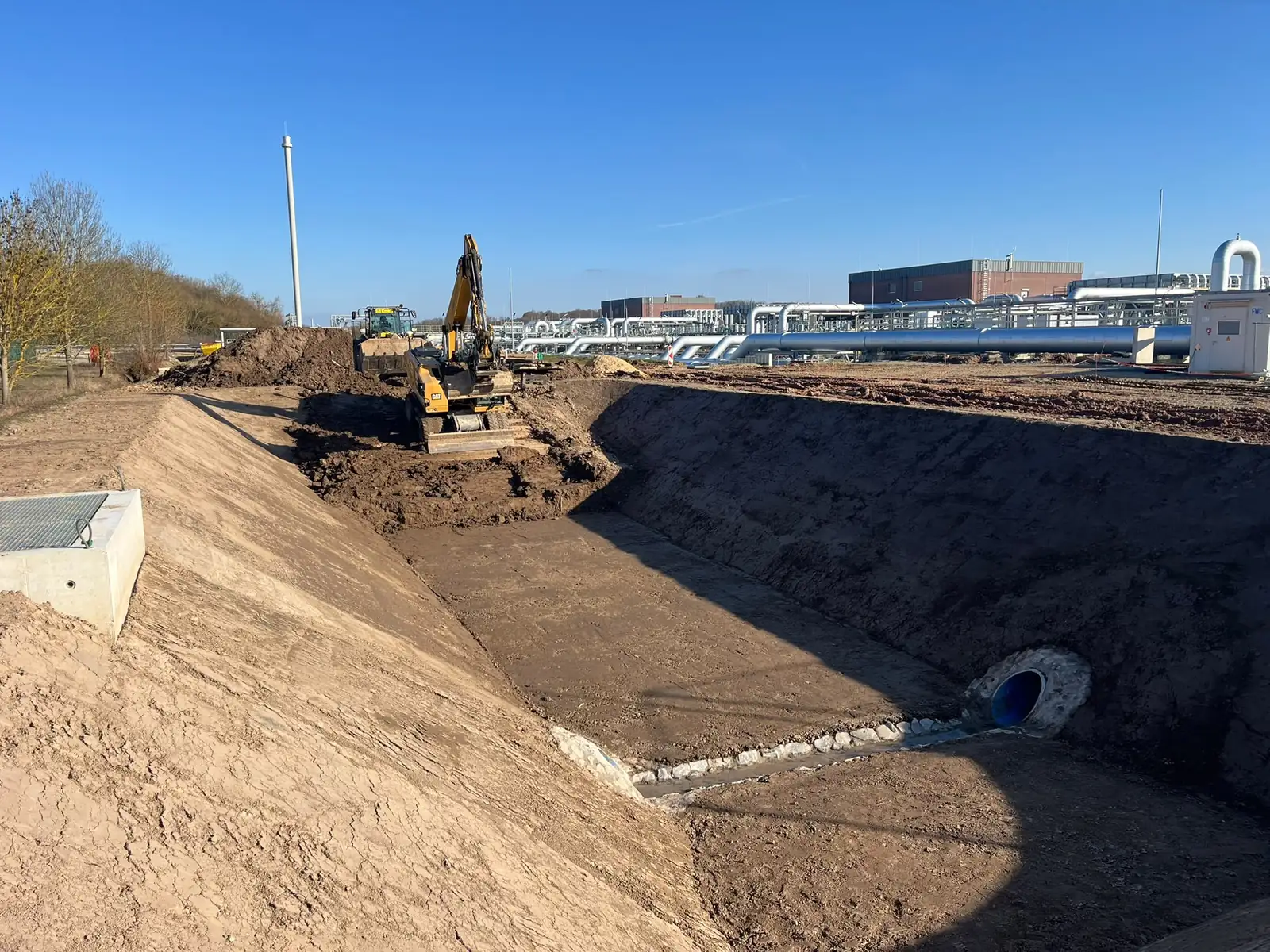 Regenrückhaltebecken im Bau mit Bagger und Radlader von Hohmann