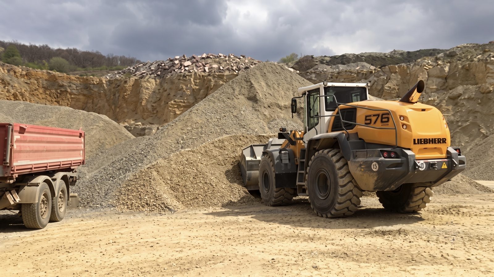 LKW wird im Steinbruch mit Material beladen