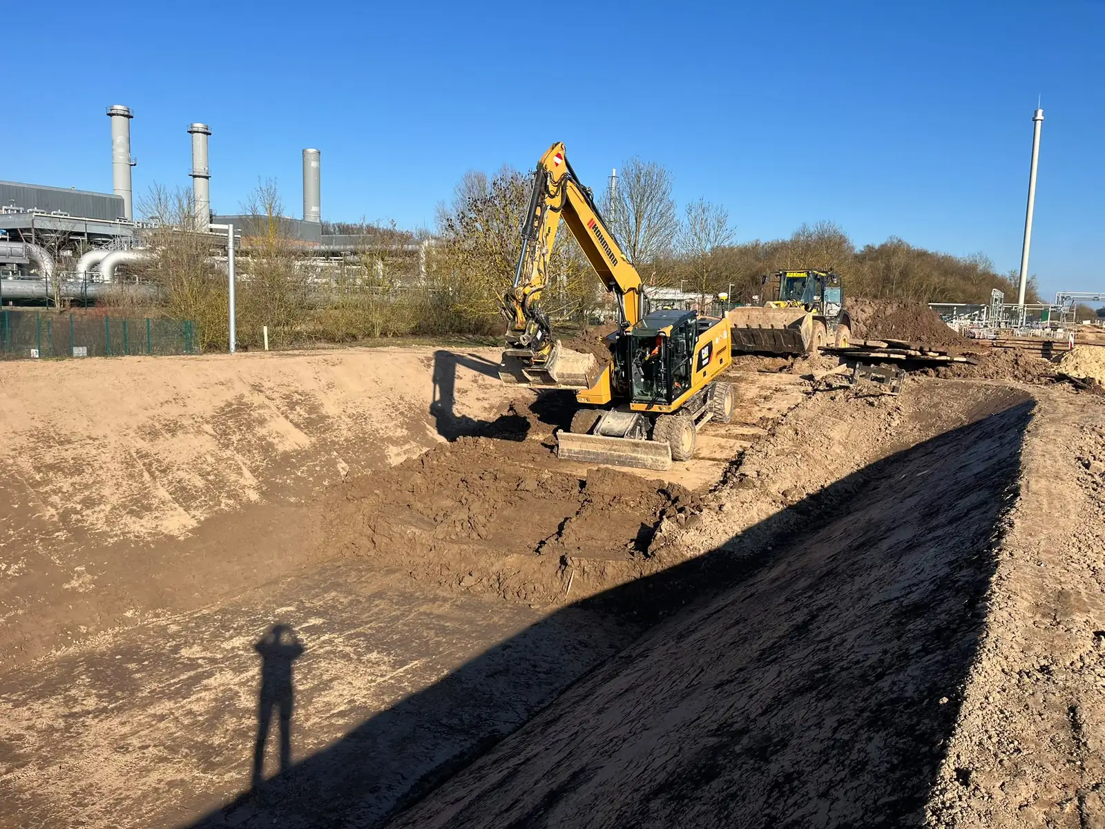 Bau eines Regenrückhaltebeckens mit Bagger und Radlader von Hohmann